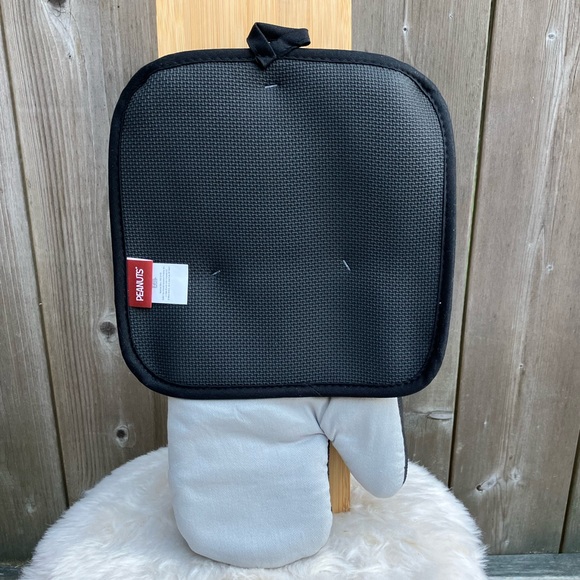 Peanuts Snoopy Oversized Oven Mitt & Pot Holder Set - Picture 6 of 6